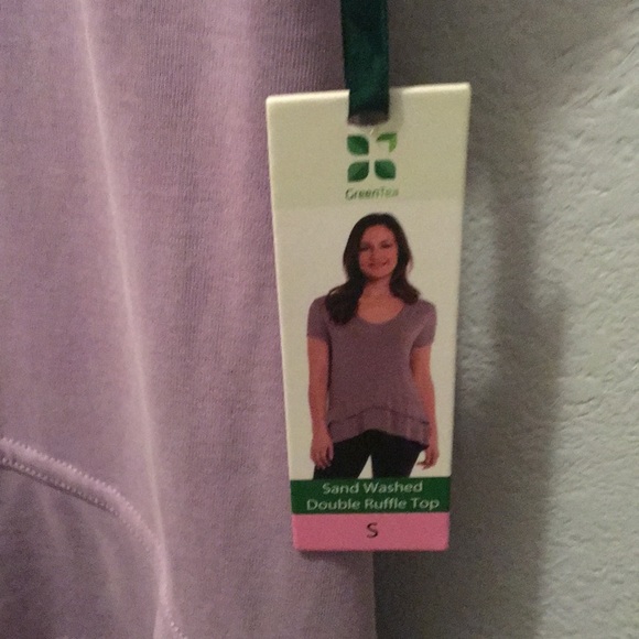 Short sleeve lavender top with V bottom. - Picture 3 of 3